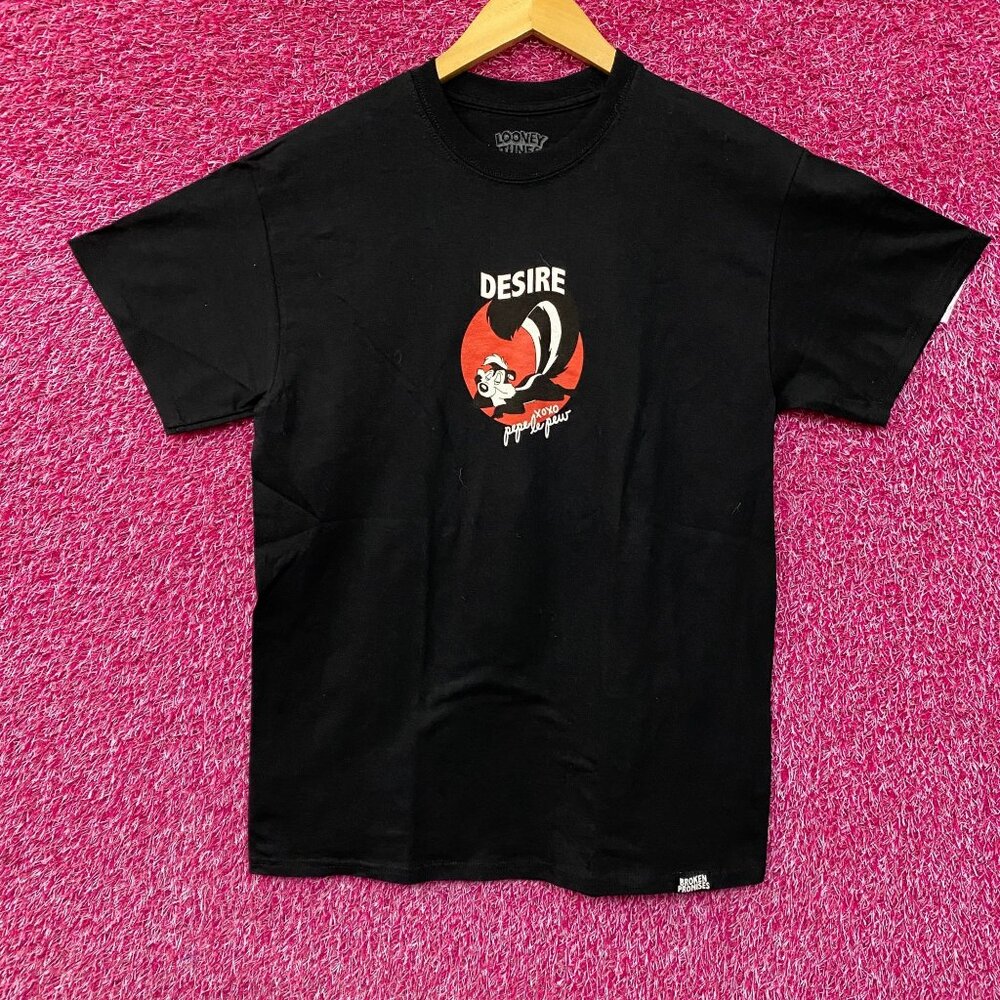 Looney Tune Pepe Le Pew Desire XOXO T-Shirt Medium